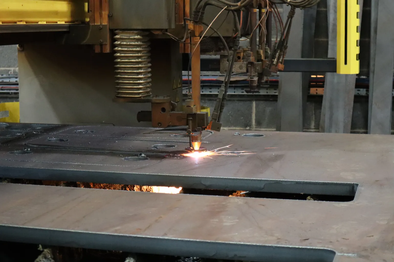 If you need to produce semi-finished or finished parts or products from profiled or cut-to-length high-quality steel, steel machining is the answer. Our machining shop here at Pulman Steel offers steel cutting services as well as profiling and machining services such as chamfering, drilling, and milling. Take a closer look at how our highly skilled mechanists and their computer-guided, specialised machines and tools can help you.
