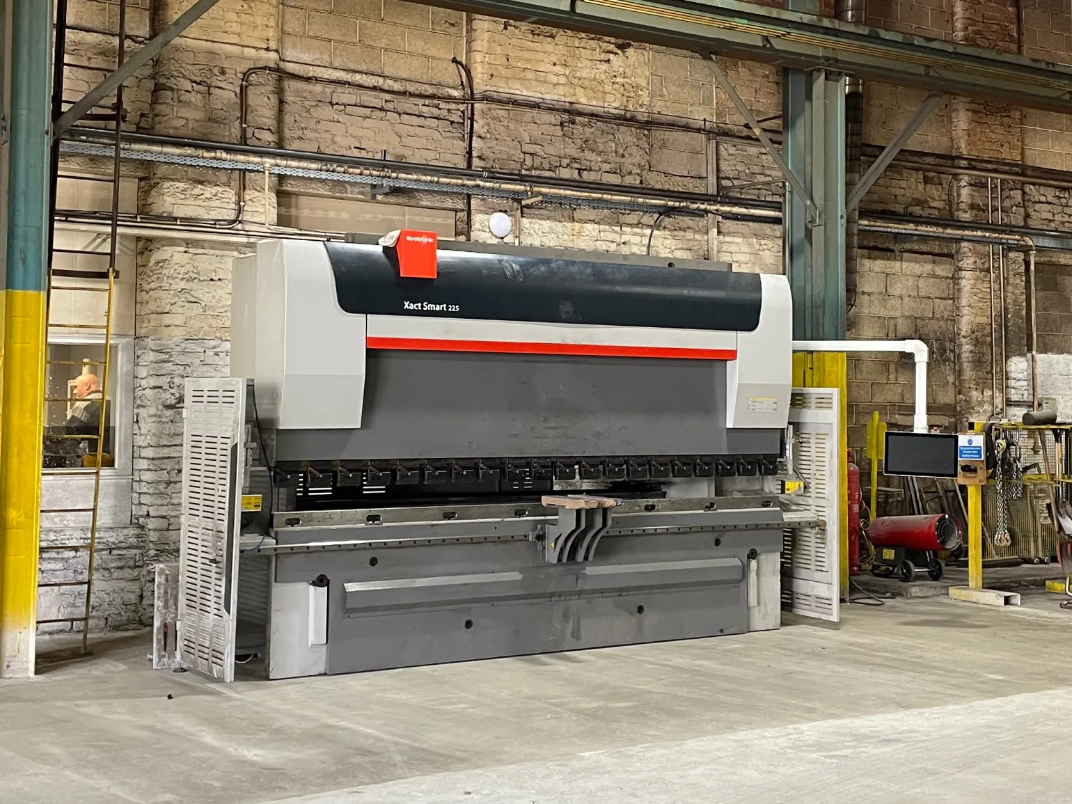 
	Versatility: Press brakes can handle a wide range of materials and thicknesses, making them suitable for various applications from small, intricate parts to large, heavy-duty
	Precision: With CNC control systems, press brakes offer high accuracy and repeatability, ensuring consistent quality in
	Efficiency: Modern press brakes are designed for quick setup and operation, reducing downtime and increasing
	Cost-Effectiveness: The tools used in press brakes are generally affordable, and the machines themselves are designed to be durable and long-lasting
	Safety: Advanced safety features, such as laser sensors and light curtains, protect operators and enhance workplace safety
	Customization: Press brakes can be equipped with custom tooling to meet specific production needs, providing flexibility in manufacturing.
	Energy Efficiency: Electric and hybrid press brakes offer energy-efficient operation, which can lead to cost savings over time

