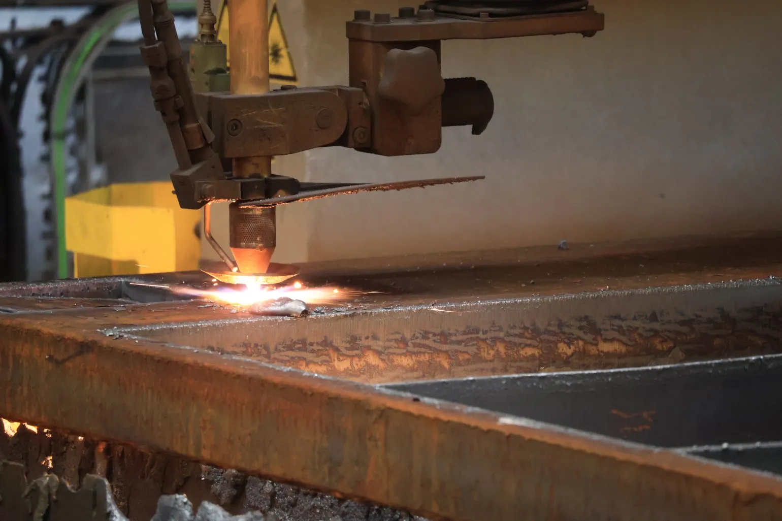 The ESAB Combirex is ideal for profile flame cutting due to its exceptional durability and precise engineering. These machines can operate at high temperatures and maintain consistent performance over long periods, which is crucial when handling thick steel plates. Additionally, the CNC controls allow for repeatable, highly accurate cutting, which reduces material waste while improving overall efficiency.
